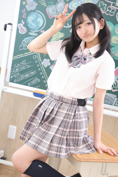 黒髪スレンダーの小悪魔美少女♪