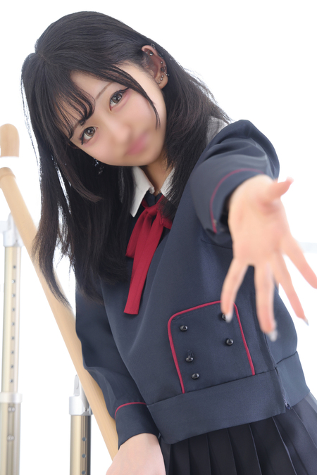 黒髪スレンダーの小悪魔美少女♪