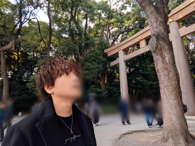 鳥居の前で