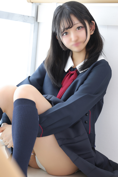 黒髪スレンダーの小悪魔美少女♪