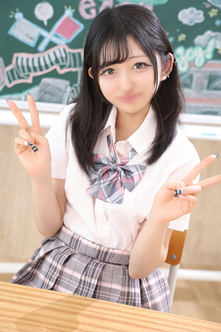 黒髪スレンダーの小悪魔美少女♪