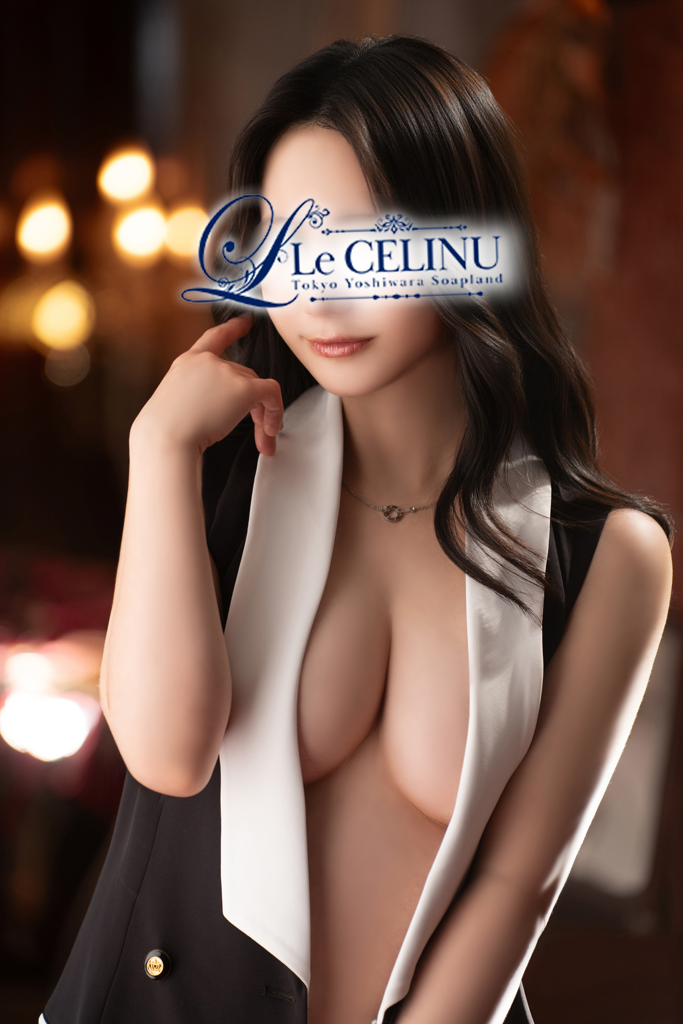PREMIUM CAST<br />
120分 70,000円 本指名料別途<br />
<br />
現役セラピストとして培った確かな技術と、<br />
男心を知り尽くした艶やかな色香――<br />
九条愛乃さん、遂に当店へ。<br />
T153の小柄なボディに、形の整ったFカップの美乳と柔らかな美尻。<br />
しなやかな美脚ラインは、まるで芸術品のよう。<br />
明るく開放的な笑顔の中に、ときおり見せる妖艶な眼差し&hellip;。<br />
そのギャップが、理性を崩していきます。<br />
得意プレイは**「内なる官能を目覚めさせること」**。<br />
太ももや唇への愛撫に弱く、触れられればたちまち熱を帯び、<br />
責め７・受け３の絶妙なバランスでお客様を翻弄します。<br />
施術においても、東洋医学と現代マッサージ理論を融合させた**「官能アンチエイジング」**という独自メニューを展開。<br />
身体の奥からエネルギーを呼び覚まし、<br />
快楽とリラクゼーションを同時に味わわせてくれます。<br />
たまに我慢できずに爆笑してしまう、無邪気な一面も愛らしい。<br />
そんな彼女と過ごす時間は、心も身体も解きほぐされる至福のひととき。<br />
高級感とエロス、その両方を一度に味わえる――<br />
九条愛乃さん、ご予約必須です。