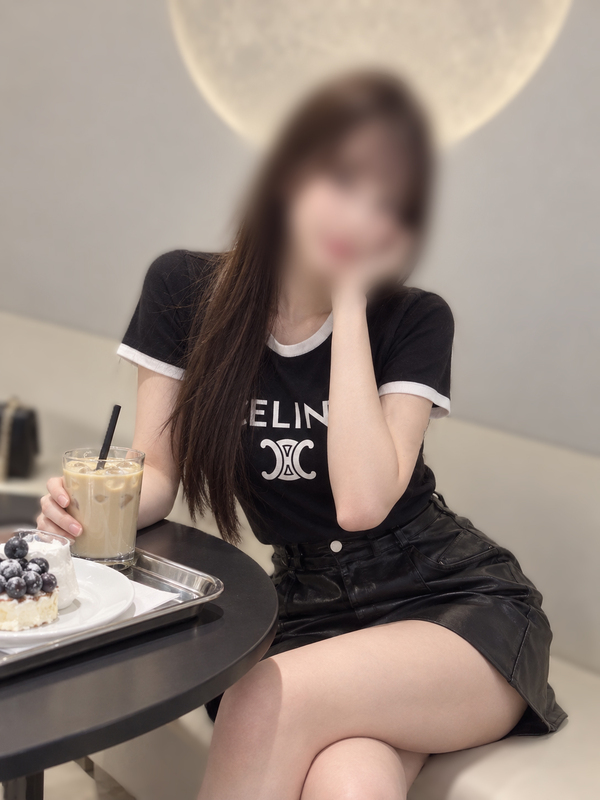 大きな瞳のラウンジ美女