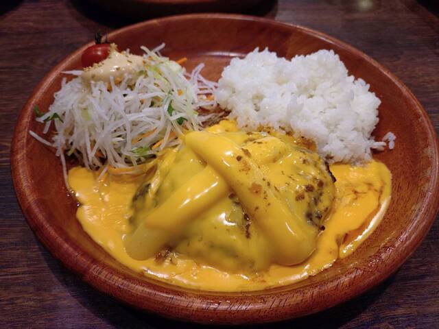 M女とチーズハンバーグ