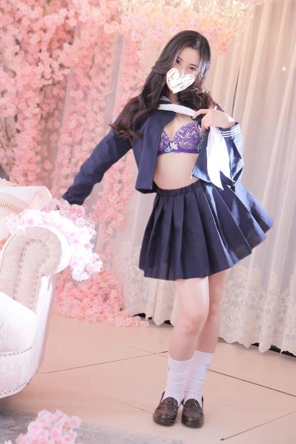 🐈‍⬛ 春の光に伸びをして… ‎🤍