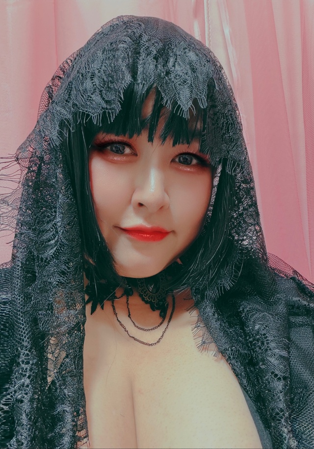 黒を纏えば、魔女になる♡