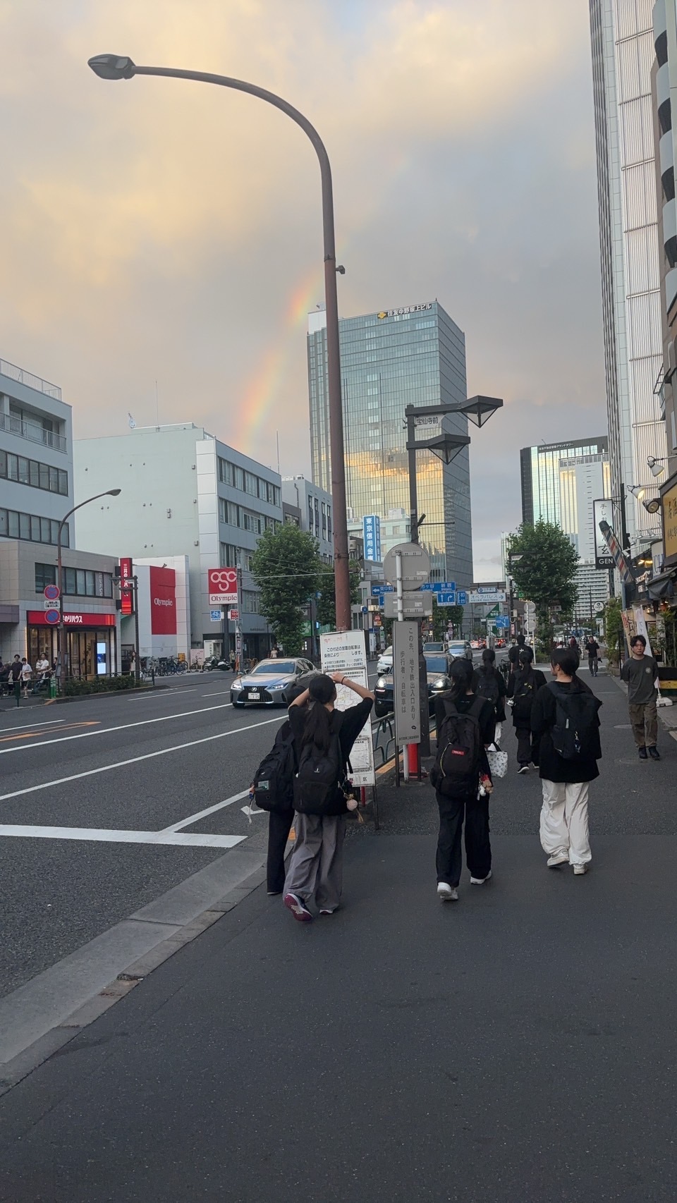 昨日出勤時に虹が出てました。