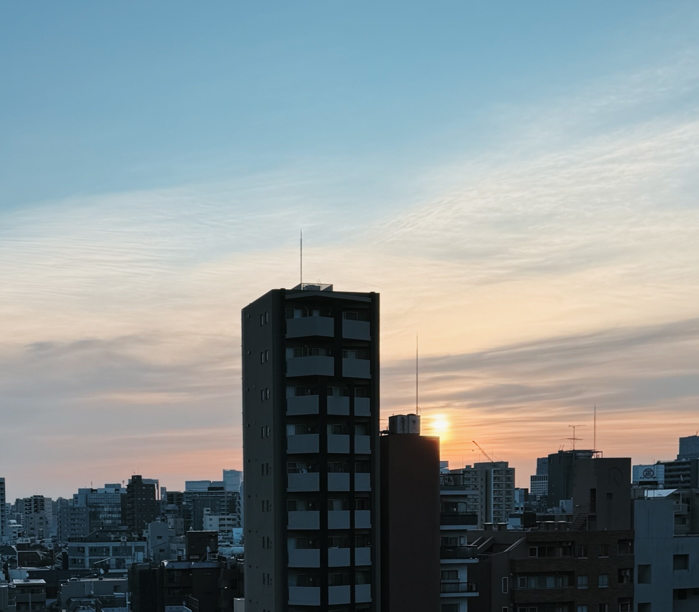 『 朝日．．日は昇