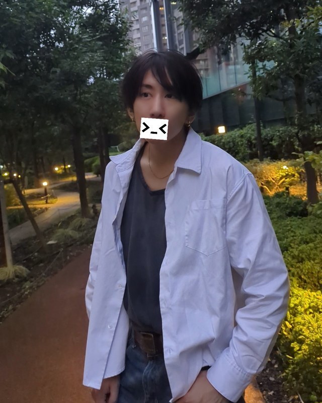 >_<