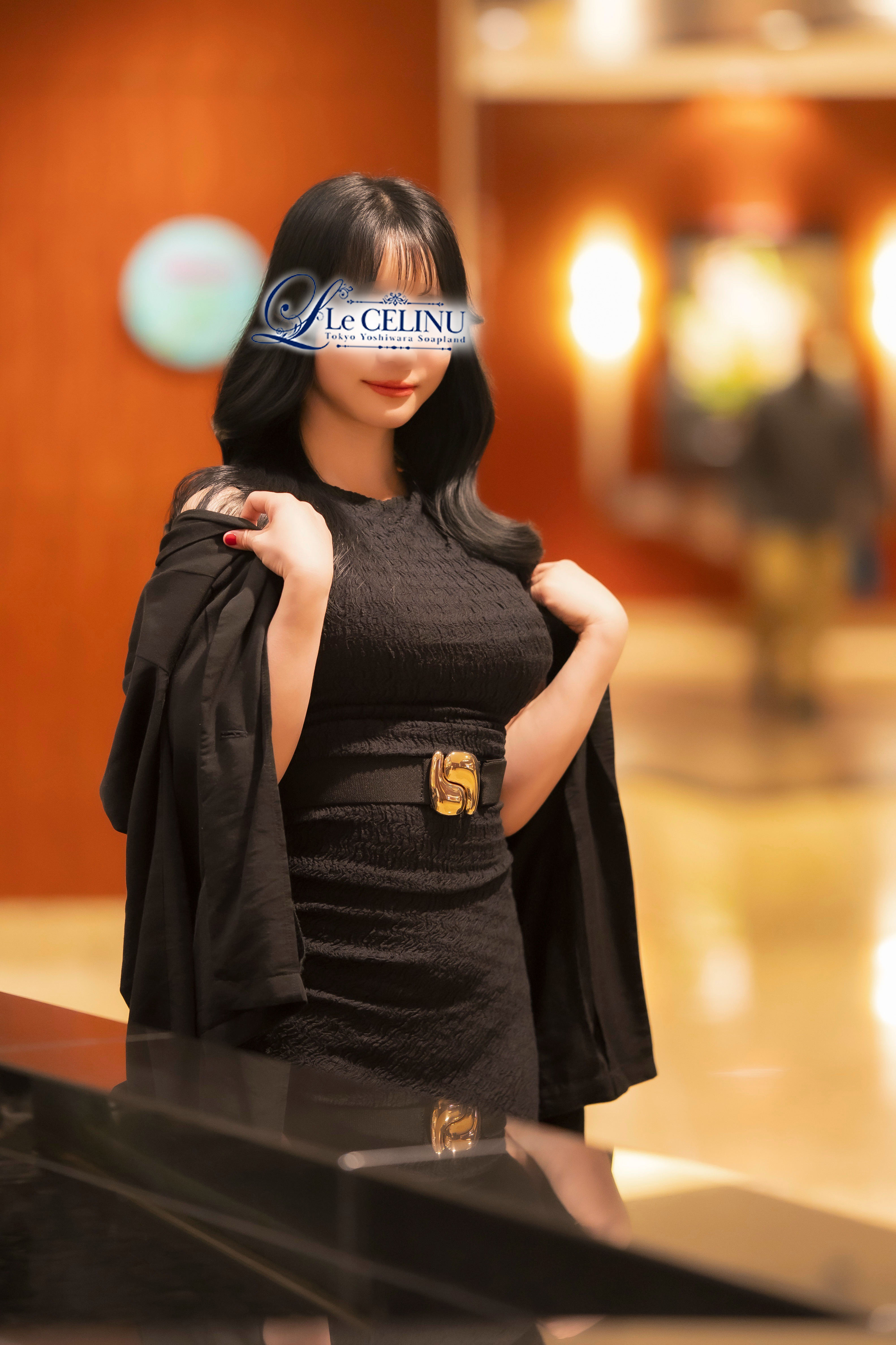 PREMIUM CAST<br />
120分 70,000円 本指名料別途<br />
<br />
現役セラピストとして培った確かな技術と、<br />
男心を知り尽くした艶やかな色香――<br />
九条愛乃さん、遂に当店へ。<br />
T153の小柄なボディに、形の整ったFカップの美乳と柔らかな美尻。<br />
しなやかな美脚ラインは、まるで芸術品のよう。<br />
明るく開放的な笑顔の中に、ときおり見せる妖艶な眼差し&hellip;。<br />
そのギャップが、理性を崩していきます。<br />
得意プレイは**「内なる官能を目覚めさせること」**。<br />
太ももや唇への愛撫に弱く、触れられればたちまち熱を帯び、<br />
責め７・受け３の絶妙なバランスでお客様を翻弄します。<br />
施術においても、東洋医学と現代マッサージ理論を融合させた**「官能アンチエイジング」**という独自メニューを展開。<br />
身体の奥からエネルギーを呼び覚まし、<br />
快楽とリラクゼーションを同時に味わわせてくれます。<br />
たまに我慢できずに爆笑してしまう、無邪気な一面も愛らしい。<br />
そんな彼女と過ごす時間は、心も身体も解きほぐされる至福のひととき。<br />
高級感とエロス、その両方を一度に味わえる――<br />
九条愛乃さん、ご予約必須です。