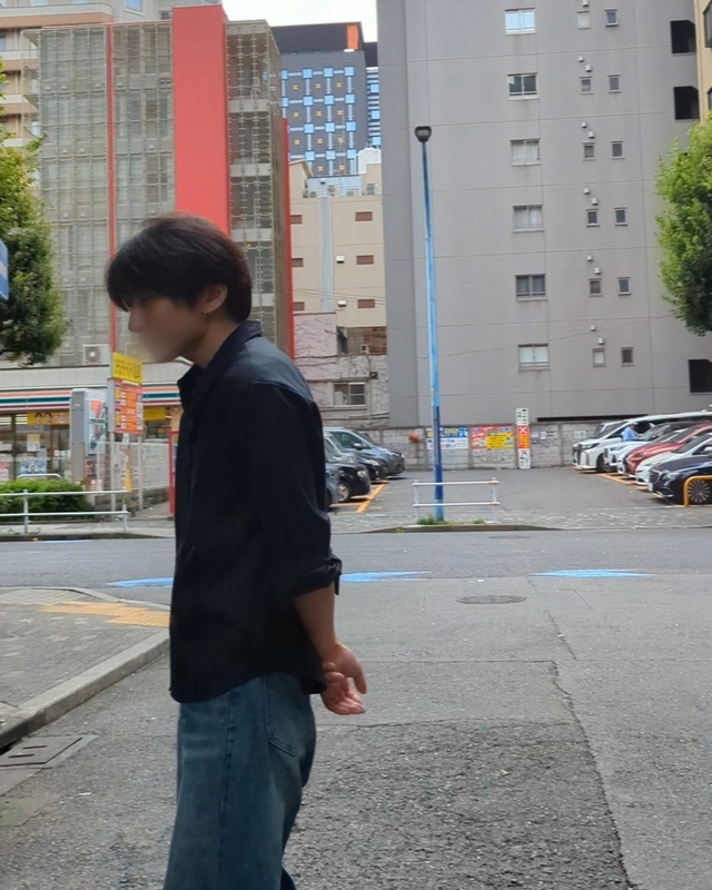 後ろ手のくせ😂