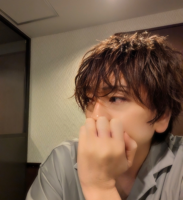 横みてなに考えてる