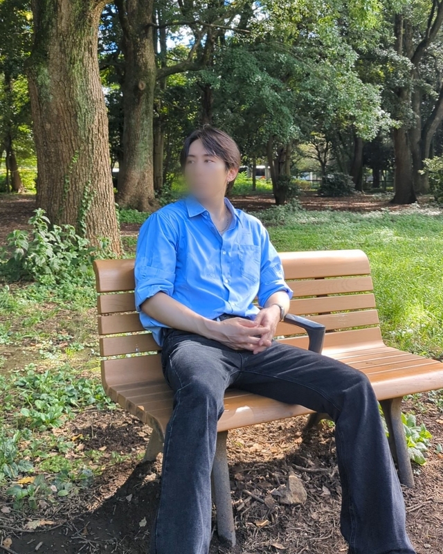 太い木の横で🌳