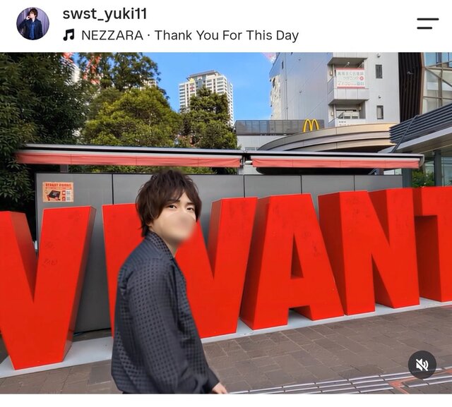 VIVANTの前で