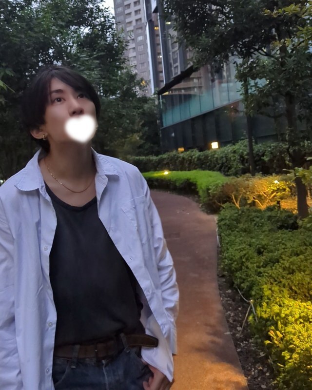 見上げる