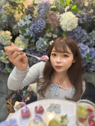 ねぇ1口食べる？？