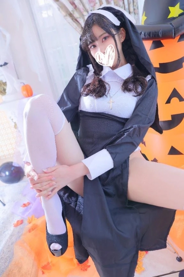 🐈‍⬛ 月に照らされるしろなの爪先 🤍