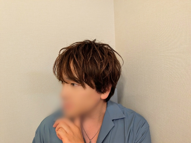手を握っているのは