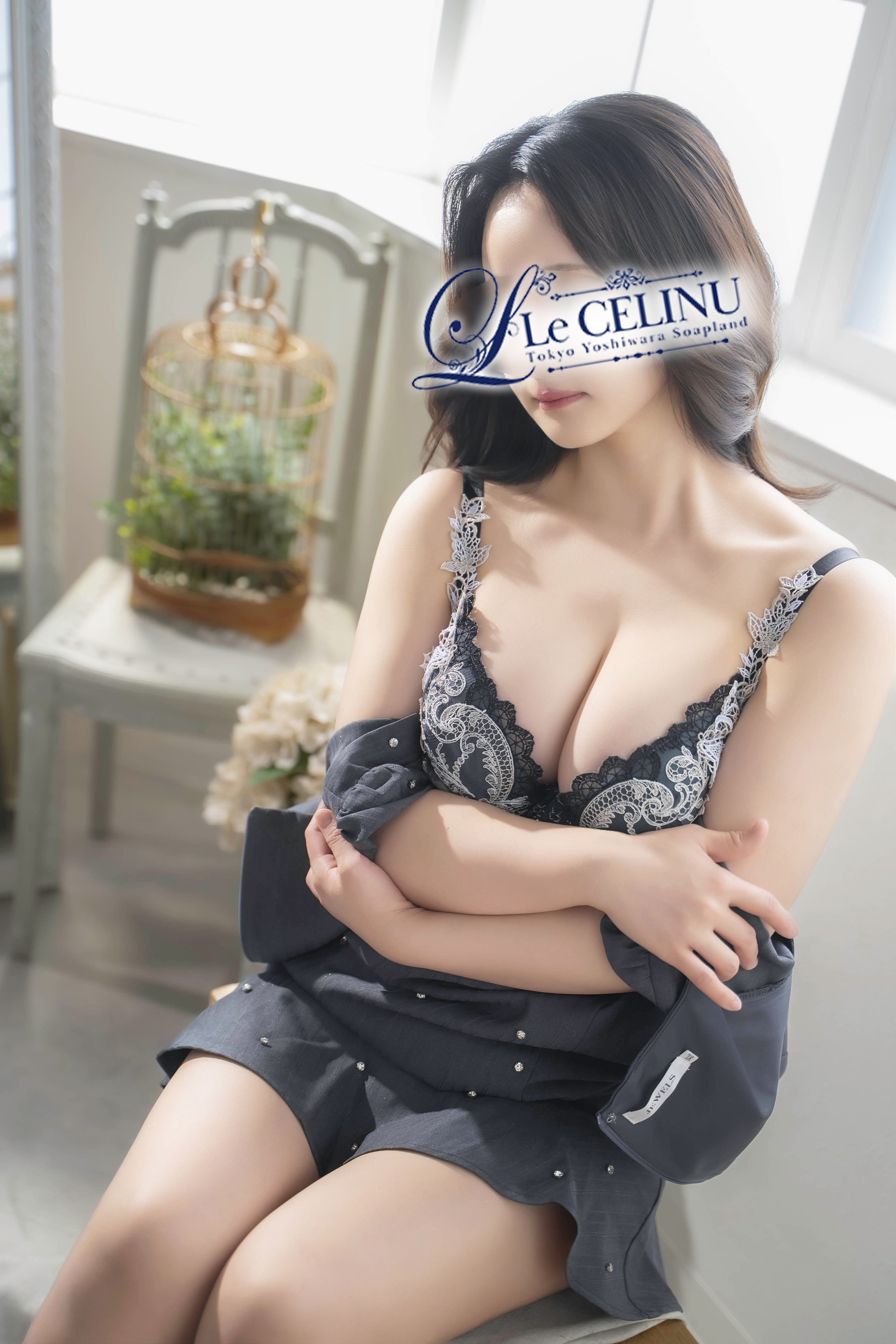PREMIUM CAST<br />
120分 70,000円 本指名料別途<br />
<br />
現役セラピストとして培った確かな技術と、<br />
男心を知り尽くした艶やかな色香――<br />
九条愛乃さん、遂に当店へ。<br />
T153の小柄なボディに、形の整ったFカップの美乳と柔らかな美尻。<br />
しなやかな美脚ラインは、まるで芸術品のよう。<br />
明るく開放的な笑顔の中に、ときおり見せる妖艶な眼差し&hellip;。<br />
そのギャップが、理性を崩していきます。<br />
得意プレイは**「内なる官能を目覚めさせること」**。<br />
太ももや唇への愛撫に弱く、触れられればたちまち熱を帯び、<br />
責め７・受け３の絶妙なバランスでお客様を翻弄します。<br />
施術においても、東洋医学と現代マッサージ理論を融合させた**「官能アンチエイジング」**という独自メニューを展開。<br />
身体の奥からエネルギーを呼び覚まし、<br />
快楽とリラクゼーションを同時に味わわせてくれます。<br />
たまに我慢できずに爆笑してしまう、無邪気な一面も愛らしい。<br />
そんな彼女と過ごす時間は、心も身体も解きほぐされる至福のひととき。<br />
高級感とエロス、その両方を一度に味わえる――<br />
九条愛乃さん、ご予約必須です。
