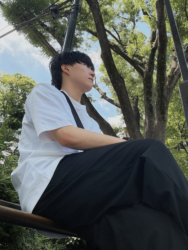 触れる
