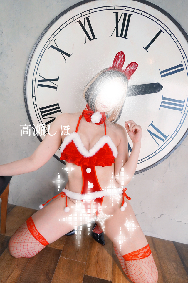 クリスマスまでにサンタコス写真を使い切らなきゃ…（心の声）