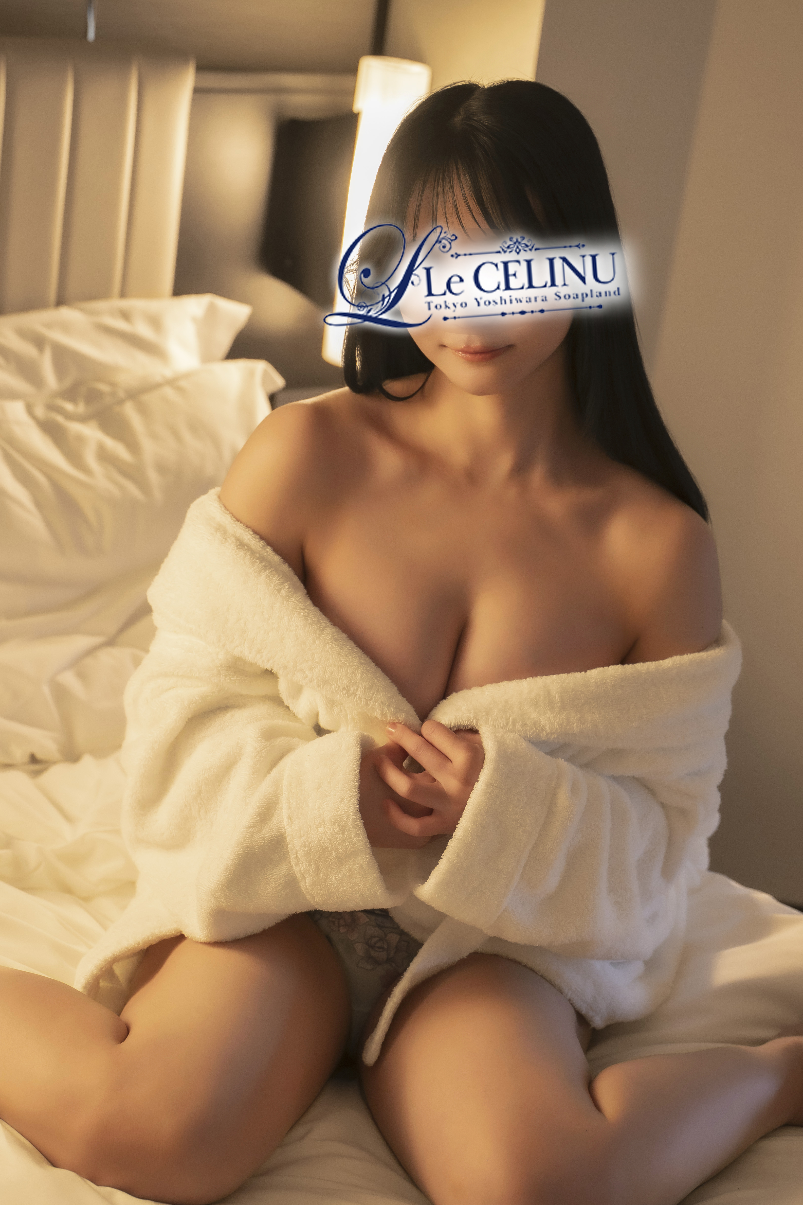 PREMIUM CAST<br />
120分 70,000円 本指名料別途<br />
<br />
現役セラピストとして培った確かな技術と、<br />
男心を知り尽くした艶やかな色香――<br />
九条愛乃さん、遂に当店へ。<br />
T153の小柄なボディに、形の整ったFカップの美乳と柔らかな美尻。<br />
しなやかな美脚ラインは、まるで芸術品のよう。<br />
明るく開放的な笑顔の中に、ときおり見せる妖艶な眼差し&hellip;。<br />
そのギャップが、理性を崩していきます。<br />
得意プレイは**「内なる官能を目覚めさせること」**。<br />
太ももや唇への愛撫に弱く、触れられればたちまち熱を帯び、<br />
責め７・受け３の絶妙なバランスでお客様を翻弄します。<br />
施術においても、東洋医学と現代マッサージ理論を融合させた**「官能アンチエイジング」**という独自メニューを展開。<br />
身体の奥からエネルギーを呼び覚まし、<br />
快楽とリラクゼーションを同時に味わわせてくれます。<br />
たまに我慢できずに爆笑してしまう、無邪気な一面も愛らしい。<br />
そんな彼女と過ごす時間は、心も身体も解きほぐされる至福のひととき。<br />
高級感とエロス、その両方を一度に味わえる――<br />
九条愛乃さん、ご予約必須です。