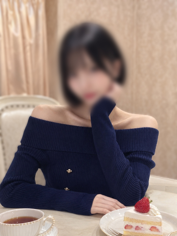 キツネ顔のショートカット美人