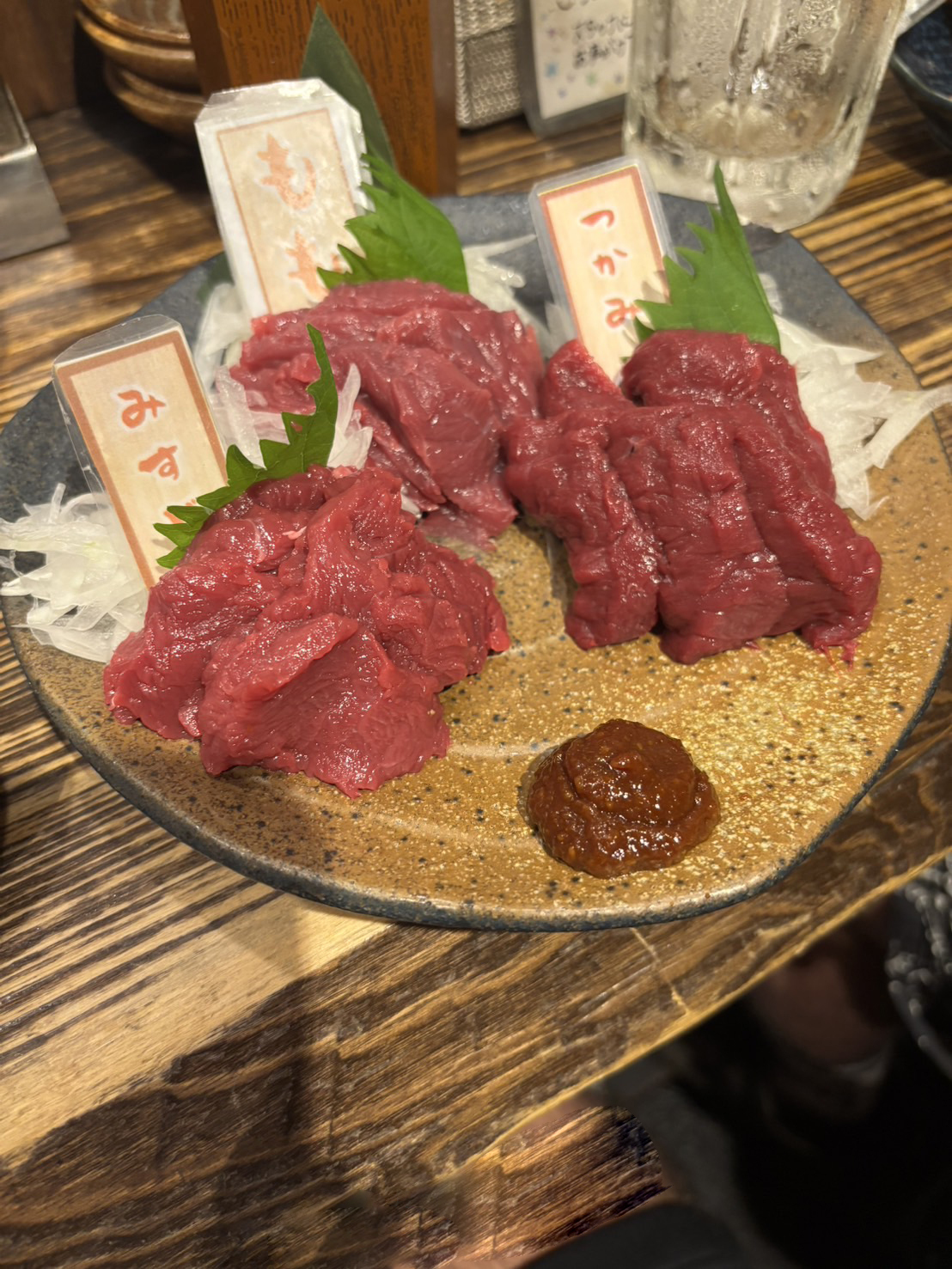 【ちょっとした変化球】馬刺しを頼んだら赤身だけ来ました