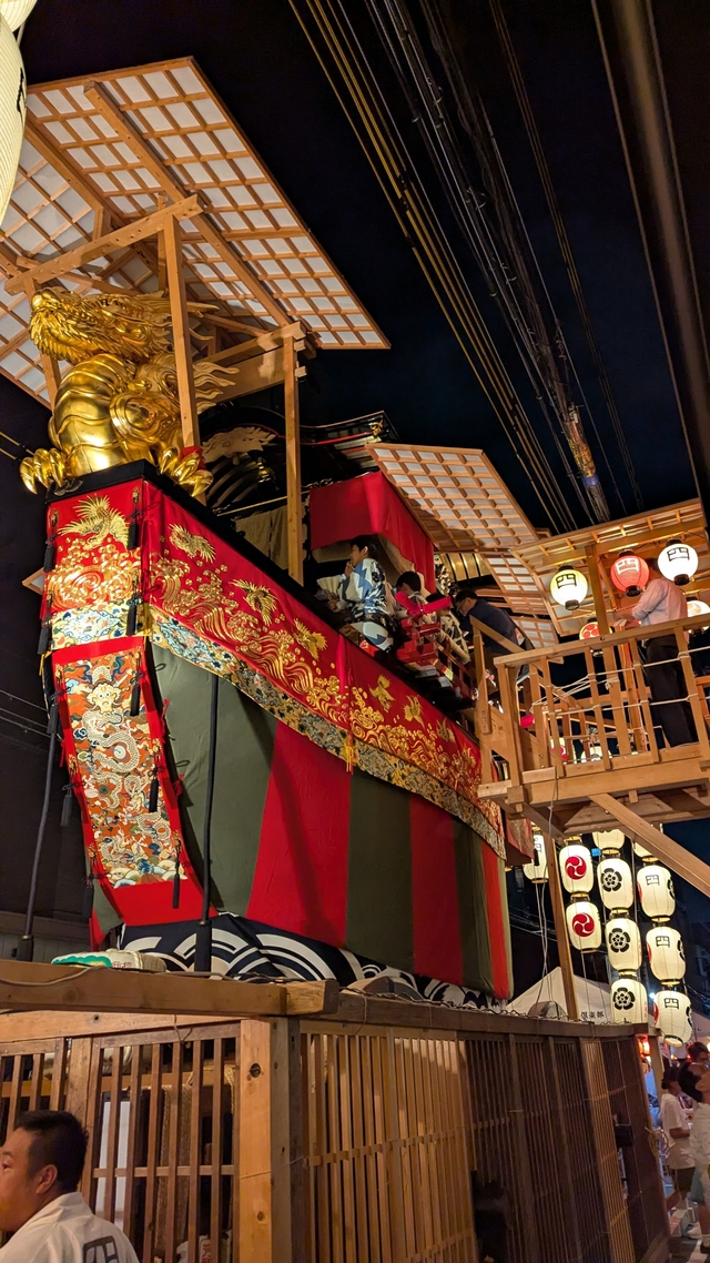 山鉾を見上げて