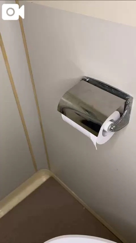 トイレで何してるの💢