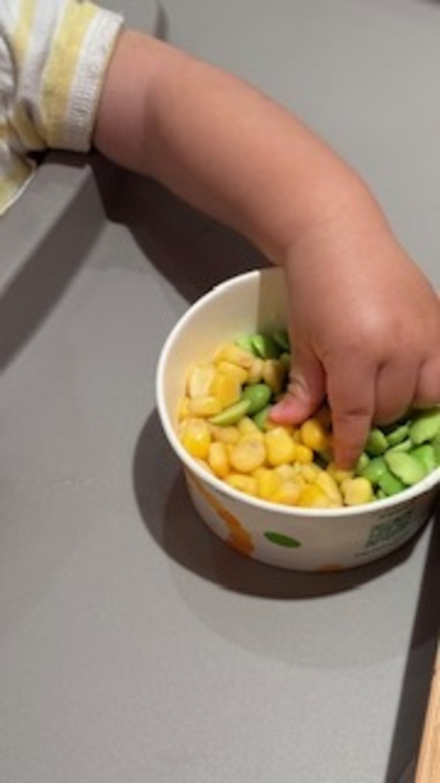 枝豆をつまむ小さな指🫶